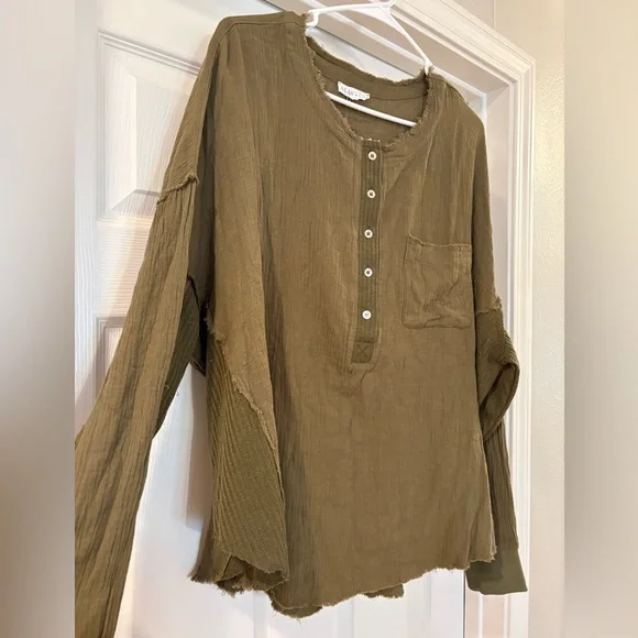 NWT Olive Green Long Sleeve Henley Top Boho Relaxed Gauze Fabric Raw Hem medium - Picture 2 of 7